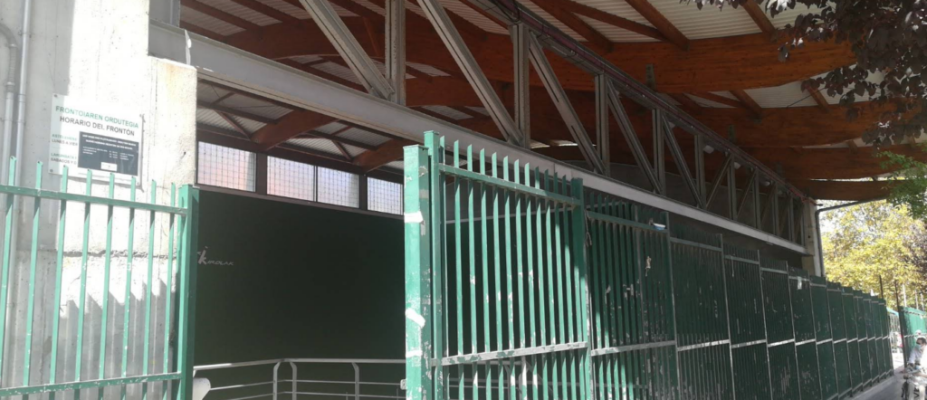 frontón cubierto en el barrio de San Miguel en Basauri
